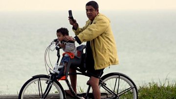 Zega Pagodinho passeia de bicicleta com o neto Noah pela orla da Barra, no Rio - Marcos Ferreira/Photo Rio News