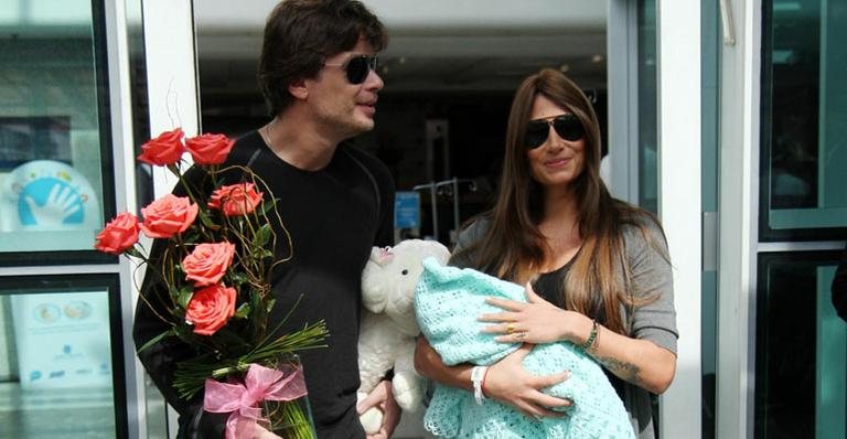 Fabio Assunção com a filha Ella Felipa e a mulher Karina Tavares - AgNews