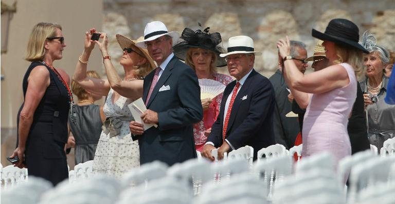 Convidados chegando para a cerimônia de casamento do Príncipe Albert II de Mônaco com Charlene Wittstock - Getty Images