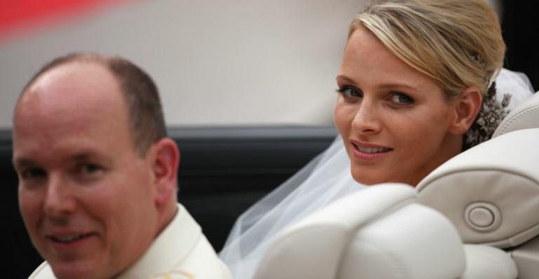 Charlene Wittstock e Príncipe Albert II em cortejo por Mônaco após cerimônia religiosa de casamento - Getty Images