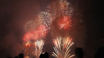 Fogos de artifício marcam início das festividades da cerimônia religiosa do casamento real de Mônaco - Getty Images