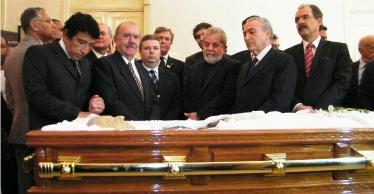 O senador Magno Malta, o presidente do Senado, José Sarney, o governador de Minas Gerais, Antonio Anastasia, o ex-presidente Lula, o vice-presidente da República, Michel Temer, e o ministro de Ciência e Tecnologia, Aloizio Mercadante, durante visita ao - Vladimir Platonow/ABr