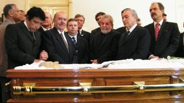 O senador Magno Malta, o presidente do Senado, José Sarney, o governador de Minas Gerais, Antonio Anastasia, o ex-presidente Lula, o vice-presidente da República, Michel Temer, e o ministro de Ciência e Tecnologia, Aloizio Mercadante, durante visita ao - Vladimir Platonow/ABr