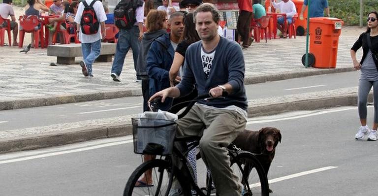 Dan Stulbach passeia de bicicleta pela orla de Ipanema, no Rio de Janeiro - Wallace Barbosa/AgNews