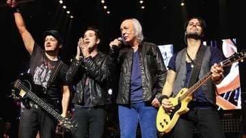 PJ, Rogério Flausino e o guitarrista Marco Túlio, todos do Jota Quest, recebem Erasmo Carlos no show de 15 anos da banda, em SP. - ENEAS GOMEZ, MALLU PEDROSO, MÁRCIA STIVAL, THIAGO PAVONI, SAMUEL CHAVES / S4 PHOTOPRESS, SÉRGIO SAVARESE, VIVIAN CURY E WAYNE CAMARGO