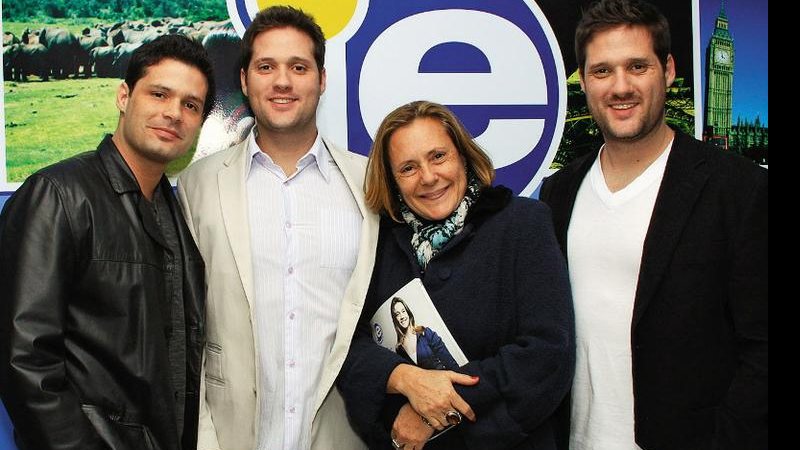 A atriz Elizabeth Savala com os filhos Thiago Picchi e os gêmeos e sócios Tadeu Picchi e Cyro Picchi, que abrem agência de intercâmbio. - ENEAS GOMEZ, MALLU PEDROSO, MÁRCIA STIVAL, THIAGO PAVONI, SAMUEL CHAVES / S4 PHOTOPRESS, SÉRGIO SAVARESE, VIVIAN CURY E WAYNE CAMARGO