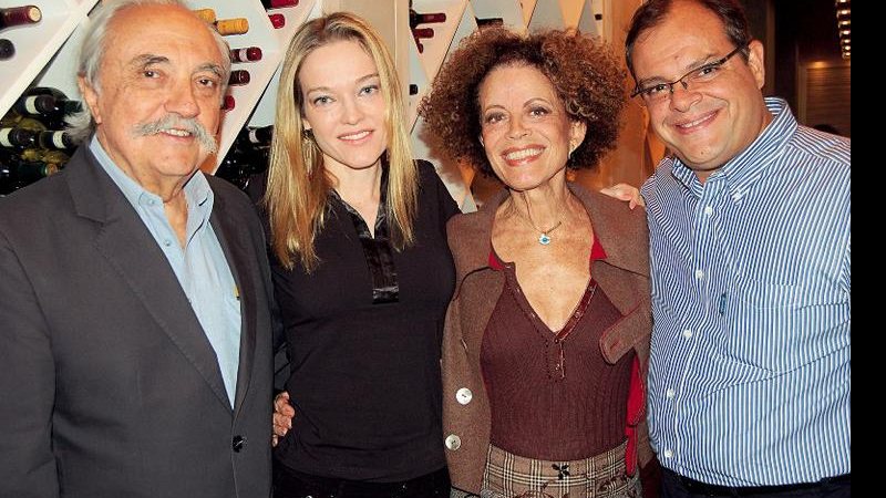 José Hugo Celidônio reinaugura restaurante ao lado da amada, Maria Alice, de marrom, e do casal de amigos Marcela e Marcelo Torres, Rio. - CAUÊ DINIZ