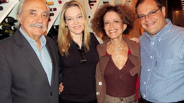 José Hugo Celidônio reinaugura restaurante ao lado da amada, Maria Alice, de marrom, e do casal de amigos Marcela e Marcelo Torres, Rio. - CAUÊ DINIZ