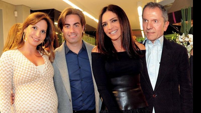 Evandro Kherlakian, de preto, recebe Priscila Lima e Louis de Charbonnierès e Raquel Silveira em jantar em showroom, em São Paulo. - CAUÊ DINIZ