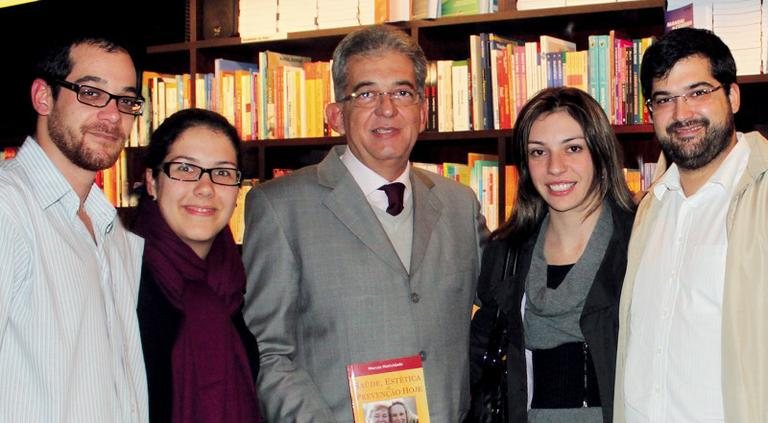 O cardiologista Dr. Marcos Natividade, ao centro, reúne o filhos Ricardo e Cristiano com suas Tatiana Santos Barreto e Renata Siqueira, em lançamento de livro, em SP. - CAUÊ DINIZ