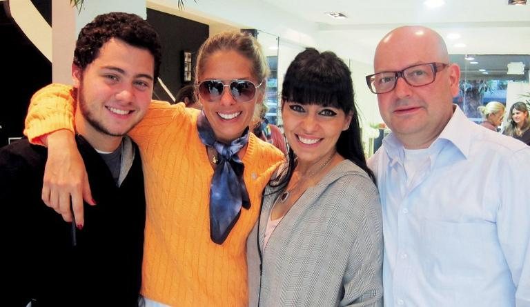 Felipe Ventura e os pais, Deborah e Francisco ladeiam Adriane Galisteu, em visita à ótica do clã na capital paulista. - CHARLES NASSER