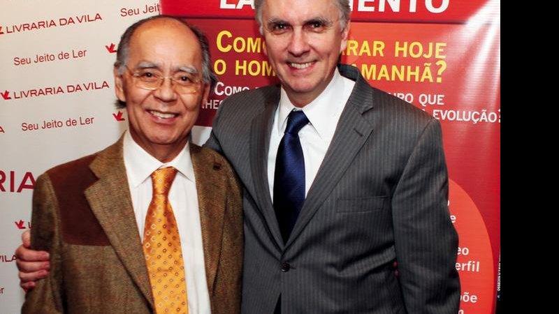 O psiquiatra Içami Tiba recebe Eugênio Mussak no lançamento de seu livro, SP. - CHARLES NASSER