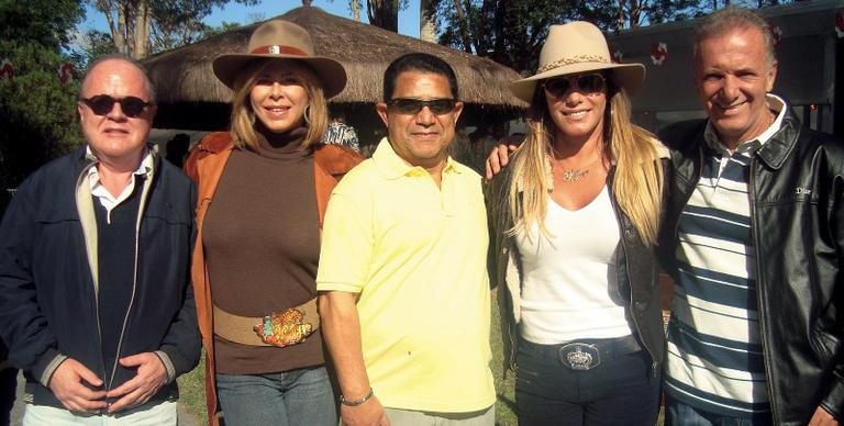 O publicitário Mário Santos, ao centro, comemora 53 anos entre Decio Mastrorocco, Suzy Ayres, Débora Rodrigues e Renato Martins em seu haras, no interior de São Paulo. - CASSIANO DE SOUZA / CBS IMAGENS, DANIEL VEIGA, PAULO JABUR, RICARDO NADER, RODRIGO TUCO, ROGÉRIO LACANNA, SUZANA ABREU, TATI MURR E WALDEMIR FILETTI