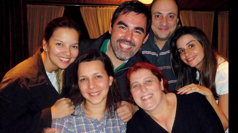 Festejando o bom ibope da atração da RedeTV!, a diretora Claudia Bexiga, de xadrez, faz festa com Marcia Ciucio e, em pé, Claudia Zebinato, Paulo Vieira, João Antonio Batista e Simone Garuti, em São Paulo. - CHARLES NASSER, CLAU DIA EJARA, CLAYTON JERONIMO, FERNANDO MUCCI, GABRIEL RUFATTO , JOÃO SILVA , MÁRCIA STIVA L, MARGARETHE ABUSSAMRA / ABUSSAMRA PHOTOS E TOMAS FAQUINI