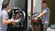 Orlando Bloom passeia com o pequeno Flynn - GrosbyGroup