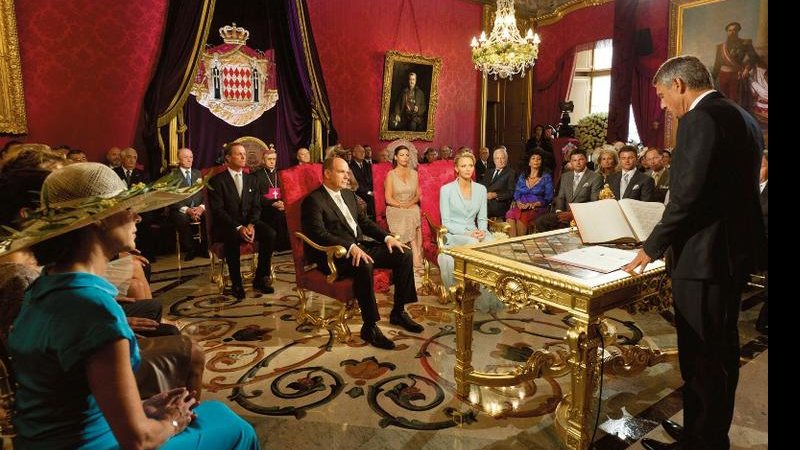 Diante de 80 convidados, eles se casam no civil na Sala do Trono, dentro do Palácio Magnífico. - QUEEN E REUTERS