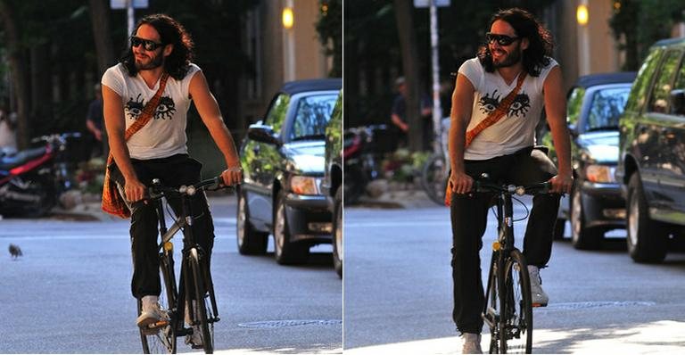 Russell Brand deixa clínica do A.A. sorridente - City Files