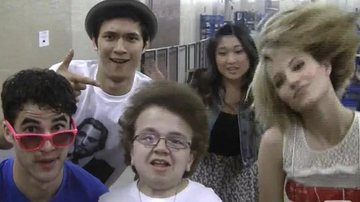 Elenco de ‘Glee’ grava com Keenan Cahill - Reprodução