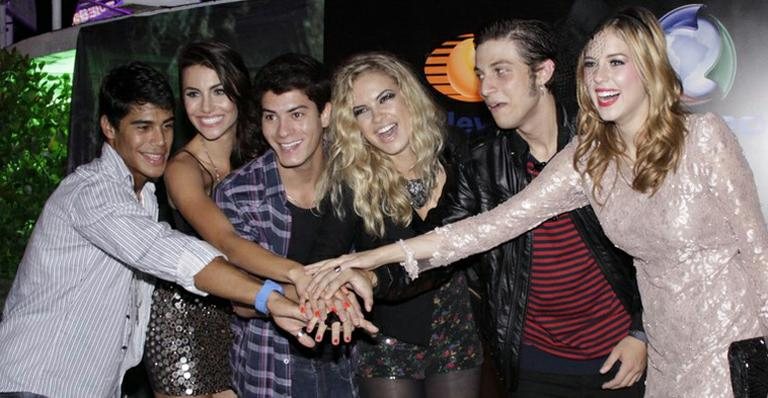 Elenco principal de Rebelde, Micael Borges, Mel Franckowiak, Arthur Aguiar, Lua Blanco, Chay Suede e Sophia Abrahão - Agnews