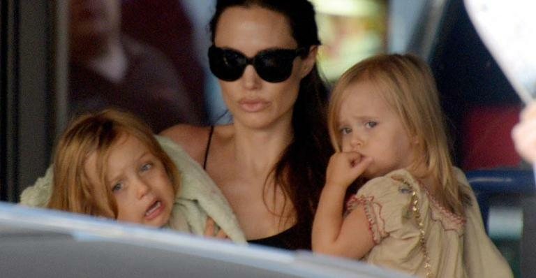 Angelina Jolie com os gêmeos Knox e Vivienne - GrosbyGroup