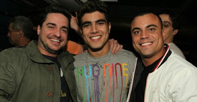 Caio Castro com o produtor Biel Maciel e o Dj Alberto Dias - Marco Macedo / Divulgação