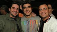 Caio Castro com o produtor Biel Maciel e o Dj Alberto Dias - Marco Macedo / Divulgação