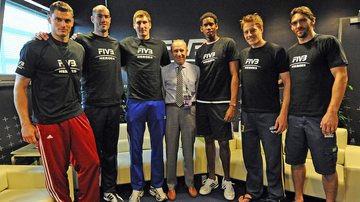 Murilo e Giba entre os outros "heróis" do vôlei mundial - Divulgação/FIVB