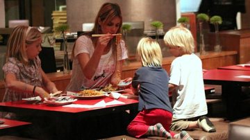 Fernanda Lima com os filhos e uma amiguinha em um shopping no Rio de Janeiro - Marcos Ferreira / PhotoRioNews