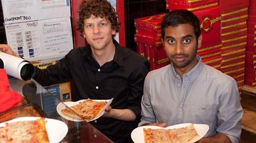 Jesse Eisenberg e Aziz Ansari serviram fãs e distribuíram autógrafos em pizzaria de Miami - Getty Images