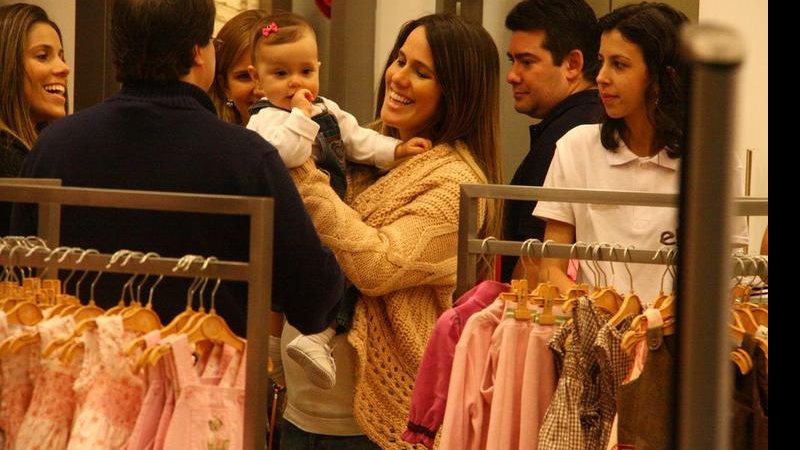 Fernanda Pontes se encanta com bebê - Daniel Delmiro / AgNews