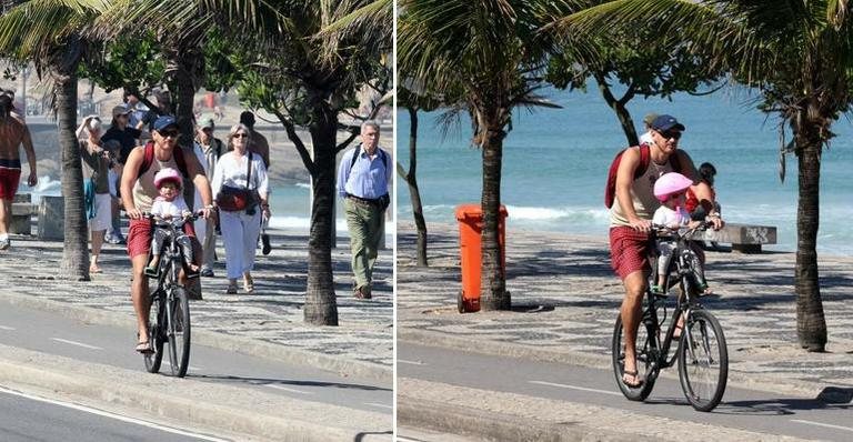 Nalbert passeia de bicicleta com a filha, Rafaela, pela orla de Ipanema - Wallace Barbosa/AgNews