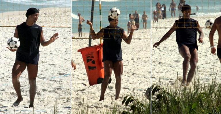 Ronaldinho Gaúcho aproveita descanso para jogar futvôlei na Barra da Tijuca - Marcos Ferreira/PhotoRio News