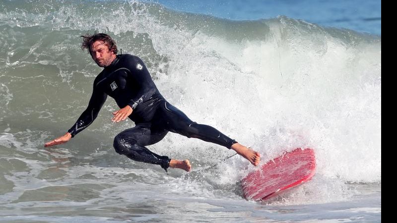 Galã surfa em Malibu. - SPLASH NEWS