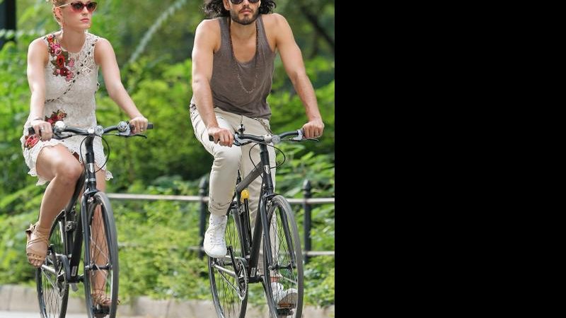 Cantora pedala com o amado, Russell Brand. - CITY FILES