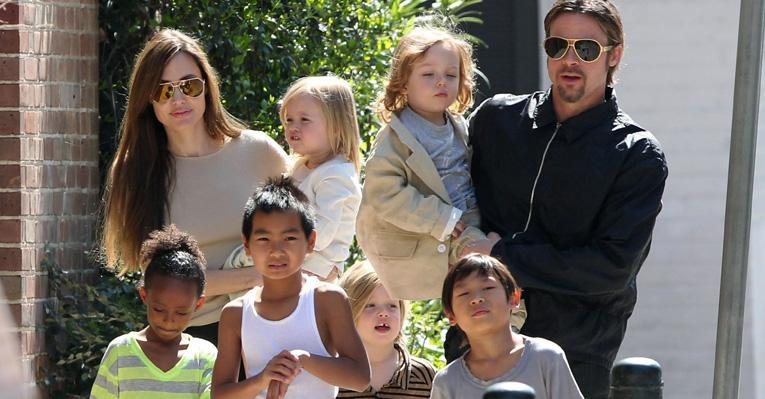 Angelina Jolie e Brad Pitt com os filhos - Grosby Group