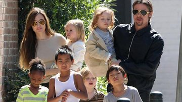 Angelina Jolie e Brad Pitt com os filhos - Grosby Group