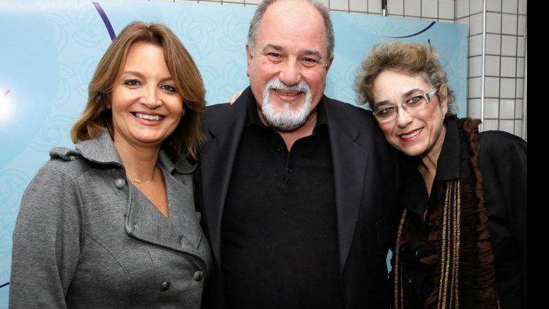 O cantor Gilbert recebe Paula Savino e Carla Bordon Gomes em show, em SP. - VICENTE, ANTÔNIO SALANI, CÉSAR VINCENZI, CLÁUDIO IZIDIO FERREIRA, DUDU PACHECO, LORENZO FABRI, NEWTON SANTOS, PAULA KOSSATZ, RENATO FRASNELLI, RENATO SILVA E RODRIGO PRADO