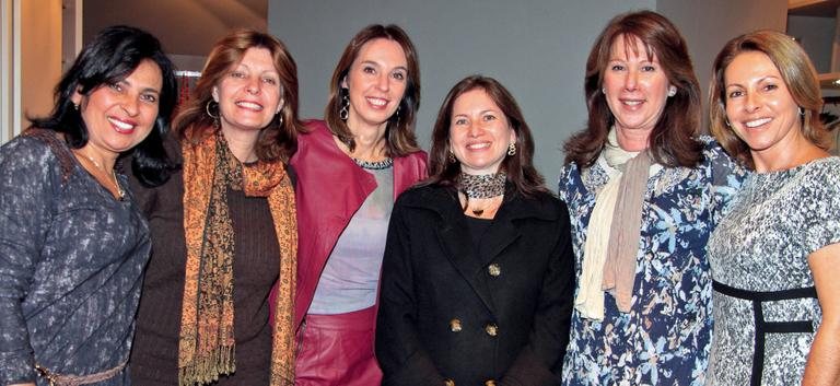 A empresária Therry Cholov e a arquiteta Idália Daudt são recepcionadas, em mostra de décor, em SP, por Esther Schattan, ao lado das empresárias Karina Korn e Berta Douek e da arquiteta Sandra Goldman. - FLAVIA FUSCO, LUCAS MARTINI, L.R COMUNICAÇÃO, MARCELO MAGNANI, MÁRCIA STIVAL, MARINA MALHEIROS E NILTON R CRUZ