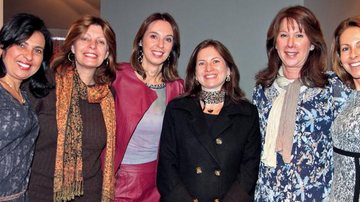 A empresária Therry Cholov e a arquiteta Idália Daudt são recepcionadas, em mostra de décor, em SP, por Esther Schattan, ao lado das empresárias Karina Korn e Berta Douek e da arquiteta Sandra Goldman. - FLAVIA FUSCO, LUCAS MARTINI, L.R COMUNICAÇÃO, MARCELO MAGNANI, MÁRCIA STIVAL, MARINA MALHEIROS E NILTON R CRUZ