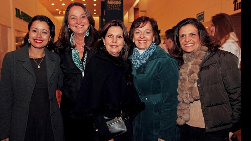 Daniela Filomeno, Sonia Hess, Célia Pompéia, a prefeita de Campos do Jordão, Ana Cristina Machado César, e Vivian Salaro na abertura da 16ª edição de shopping sazonal, Campos do Jordão. - ANDRÉ VICENTE, CRISTINA VILLARES, FREDY UEHARA, MARCIA KUMAI, MARCIA STIVAL, PEDRO GUIMARÃES E RONEIA FORTE