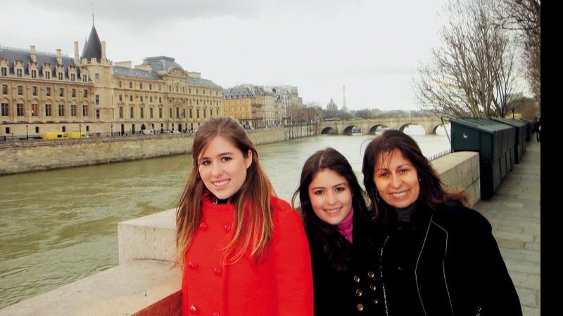 Anne Catherine e Maria Victoria com a mãe, Cristina Lips, em tour pela Europa. - ANDRÉ VICENTE, CRISTINA VILLARES, FREDY UEHARA, MARCIA KUMAI, MARCIA STIVAL, PEDRO GUIMARÃES E RONEIA FORTE