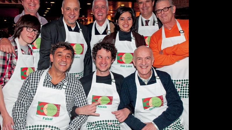 Lorenzo e o pai, Marcio Scavone, Caíco de Queiroz, Ricardo Montoro, Ana Luiza Trajano, Luiz Lara, Charlô Whately, e, sentados, Marcelo Faisal, Alexis Anastasiou e Newton Mesquita festejam 30 anos de famosa pizzaria paulistana. - ANDRÉ VICENTE, CRISTINA VILLARES, FREDY UEHARA, MARCIA KUMAI, MARCIA STIVAL, PEDRO GUIMARÃES E RONEIA FORTE