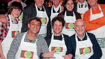 Lorenzo e o pai, Marcio Scavone, Caíco de Queiroz, Ricardo Montoro, Ana Luiza Trajano, Luiz Lara, Charlô Whately, e, sentados, Marcelo Faisal, Alexis Anastasiou e Newton Mesquita festejam 30 anos de famosa pizzaria paulistana. - ANDRÉ VICENTE, CRISTINA VILLARES, FREDY UEHARA, MARCIA KUMAI, MARCIA STIVAL, PEDRO GUIMARÃES E RONEIA FORTE