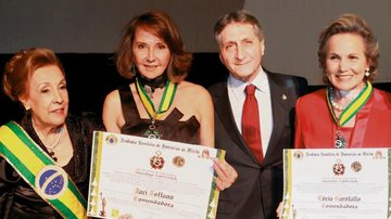 Em Brasília, Jupyra Ghedini e Pedro Zanoni felicitam Jaci Toffano e Lúcia Garófalo, laureadas com a Comenda da Soberana Ordem do Mérito Empreendedor JK, em noite idealizada pelo Centro de Integração Cultural e Empresarial de São Paulo. - BRUNO SPADA, ERASMO NASCIMENTO, FABRIZIO GUERATTO, L.R COMUNICAÇÃO E LUCIANA PREZIA