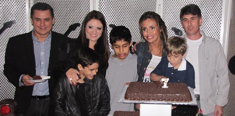 Ednardo de Figueiredo e sua Luciana Fanelle com o filho Bruno na festa de 14 anos de Marcos André e de 7 anos de Breno, filhos de Renata Banhara, em noite prestigiada por Sergio Aranha, em SP. - BRUNO SPADA, ERASMO NASCIMENTO, FABRIZIO GUERATTO, L.R COMUNICAÇÃO E LUCIANA PREZIA