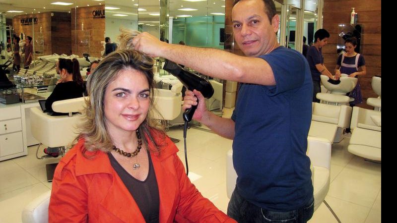 Liliane Ventura cuida das madeixas com o hair designer Mário Rodrigues, em SP. - BRUNO SPADA, ERASMO NASCIMENTO, FABRIZIO GUERATTO, L.R COMUNICAÇÃO E LUCIANA PREZIA