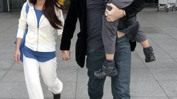 Nicolas Cage com a esposa Alice Kim e o filho Kal-El - Grosby