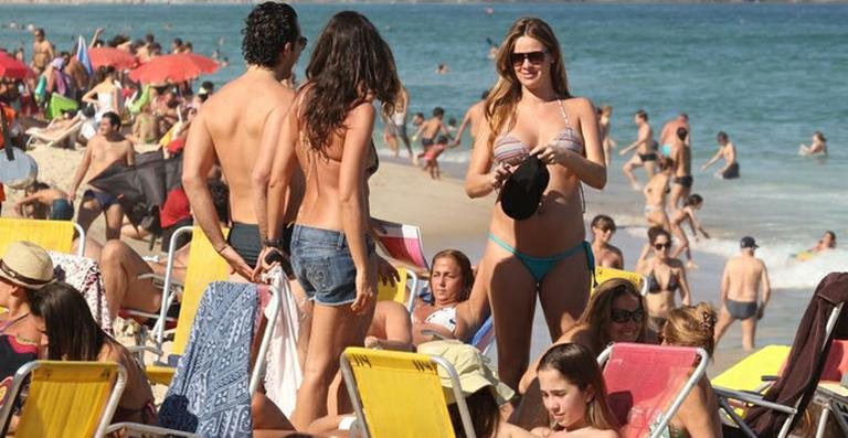 Letícia Birkheuer pega praia de Ipanema com alguns amigos - Wallace Barbosa/AgNews