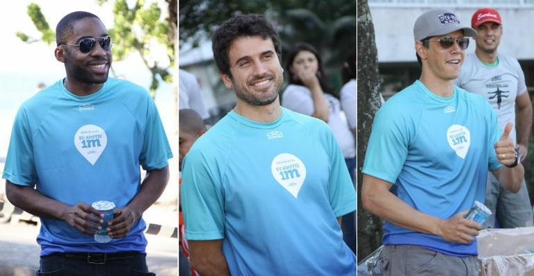 Lázaro Ramos, Eriberto Leão e Marcio Garcia entregam água para atletas durante Maratona do Rio de Janeiro - Roberto Filho/AgNews