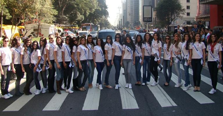 As candidatas param o trânsito da Avenida Paulista para uma foto - Marcio Tadeu / Band